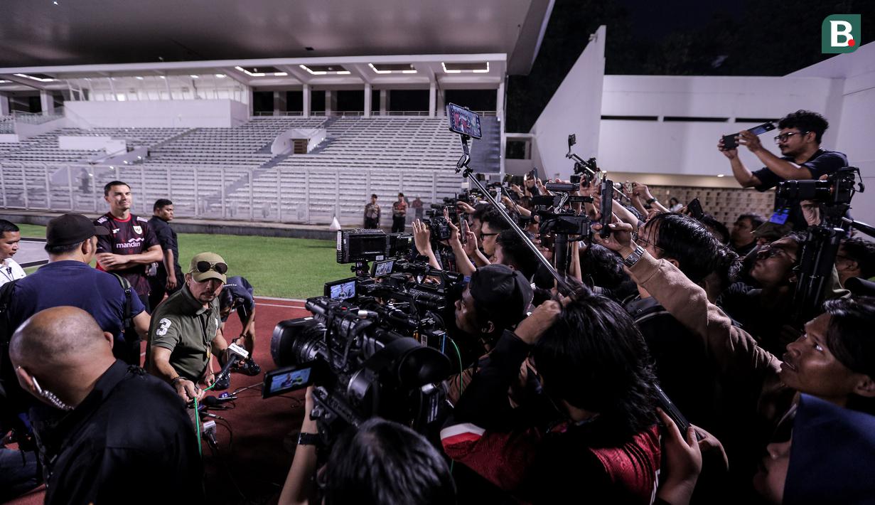 Kiper Timnas Indonesia, Emil Audero memberikan keterangan di depan media saat latihan menjelang laga Putaran Ketiga Kualifikasi Piala Dunia 2026 melawan China yang berlangsung di Stadion Madya, Kompleks Stadion Utama Gelora Bung Karno (SUGBK), Senayan, Jakarta, Senin (02/06/2025). (Bola.com/Bagaskara Lazuardi)