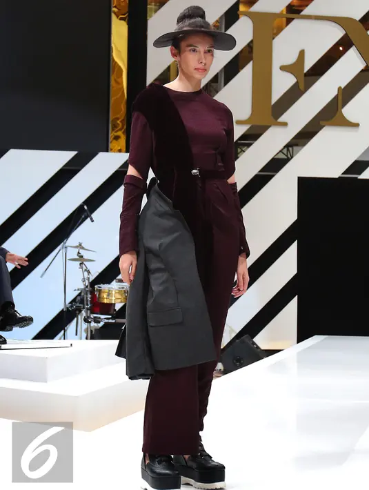 Model berpose membawakan busana koleksi Danjyo Hiyoji saat penutup Fashion Nation Tenth Edition (FNX) di Senayan City, Jakarta, Sabtu (23/4). Koleksi Danjyo Hiyoji kali ini berhasil memberikan kombinasi warna yang unik. (Liputan6.com/Angga Yuniar)
