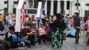 Sejumlah warga berwisata di Kawasan Kota Tua, Jakarta, Selasa (26/12). Ribuan pengunjung dari luar kota atau Ibu kota Jakarta memilih untuk menghabiskan waktu dengan cara berkunjung ke Museum Fatahilah. (Liputan6.com/Faizal Fanani)