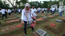 Aktivis Rembuk Nasional Aktivis (RNA) 98 menaburkan bunga di makam korban kerusuhan 98 di TPU Pondok Rangon, Jakarta, Selasa (14/5/2019). 21 tahun tragedi Mei 98 mengisahkan kenangan pilu bagi keluarga korban di mana saat itu diperkirakan 1.217 orang tewas dalam kerusuhan. (merdeka.com/Imam Buhori)