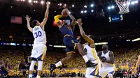 James Triple-Double, Cavaliers Curi Kemenangan dari Warriors