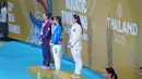Perenang putri Indonesia, Masniari Wolf, saat dikalungkan medali emas SEA Games 2025 setelah menjadi yang tercepat di cabang olahraga renang nomor 50 meter gaya punggung putri di Swimming Pool, Sports Authority of Thailand, Bangkok, Kamis (11/12/2025) sore WIB. (Dok. Akuatik Indonesia)