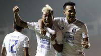 Pemain Arema FC, Kushedya Hari Yudo dan Muhammad Rafli melakukan selebrasi usai membobol gawang Tira Persikabo pada laga Shopee Liga 1 di Stadion Pakansari, Bogor, Senin, (2/3/2020). Tira Persikabo takluk 0-2 dari Arema FC. (Bola.com/M Iqbal Ichsan)