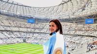 Najwa Shihab Nonton Final Piala Dunia 2022 Langsung di Qatar, Bentangkan Syal dan Kibarkan Bendera Argentina sebagai Bentuk Dukungan. (instagram.com/najwashihab)