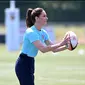 Melihat potret Kate Middleton dengan lengan kekar saat main rugby (@hrh_princesscatherineofwales)