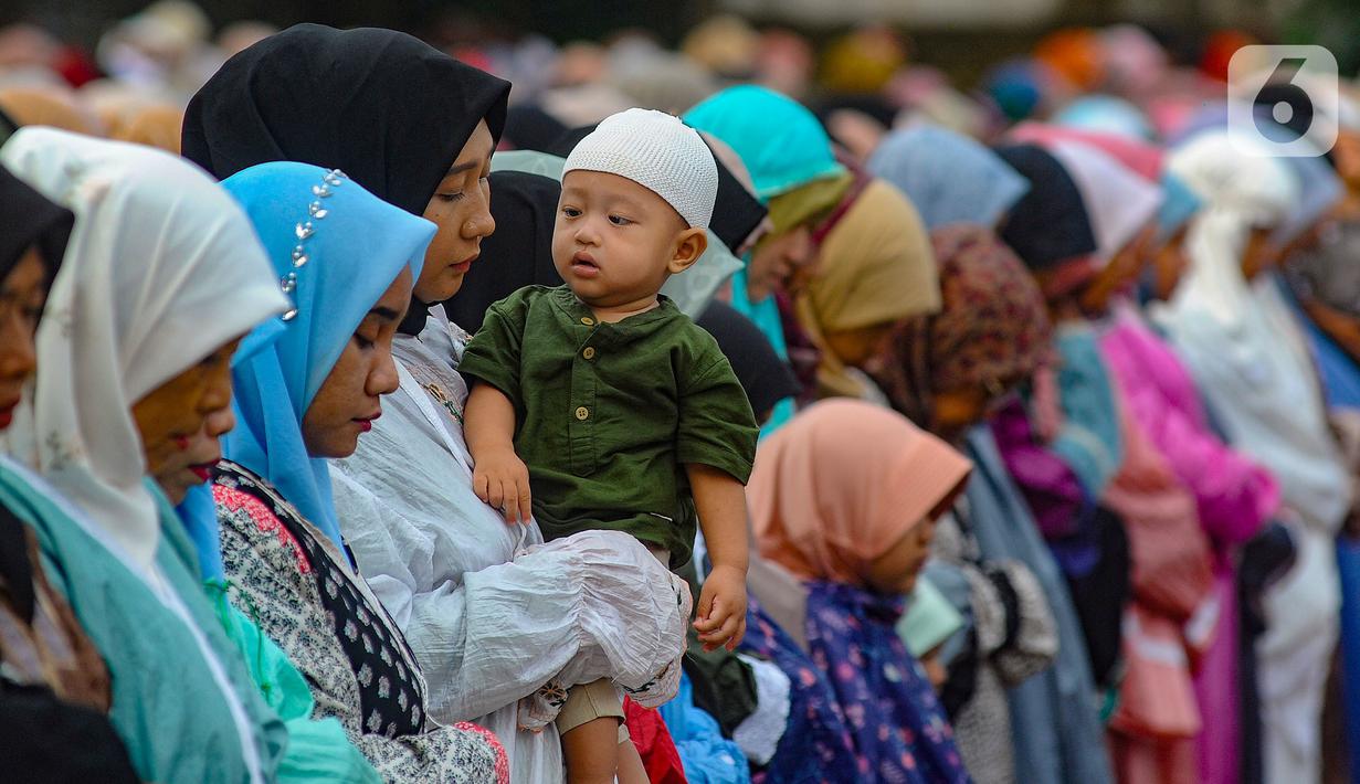 Sebelumnya, pada Minggu 16 Juni 2024 sejumlah umat Islam telah menggelar salat Idul Adha. (merdeka.com/Arie Basuki)