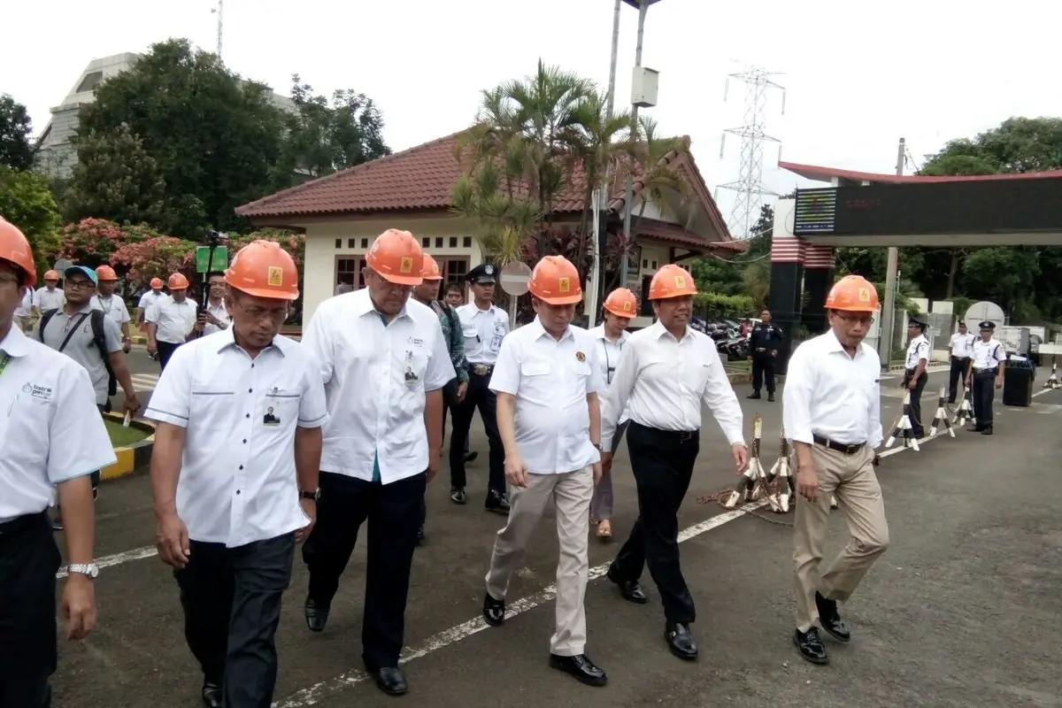 Menteri ESDM Ignasius Jonan mengunjungi Pusat Pengatur Beban (P2B) Jawa Bali, PT PLN (Persero), di Gandul‎, Depok, Jawa Barat. (Ilyas/Liputan6.com)