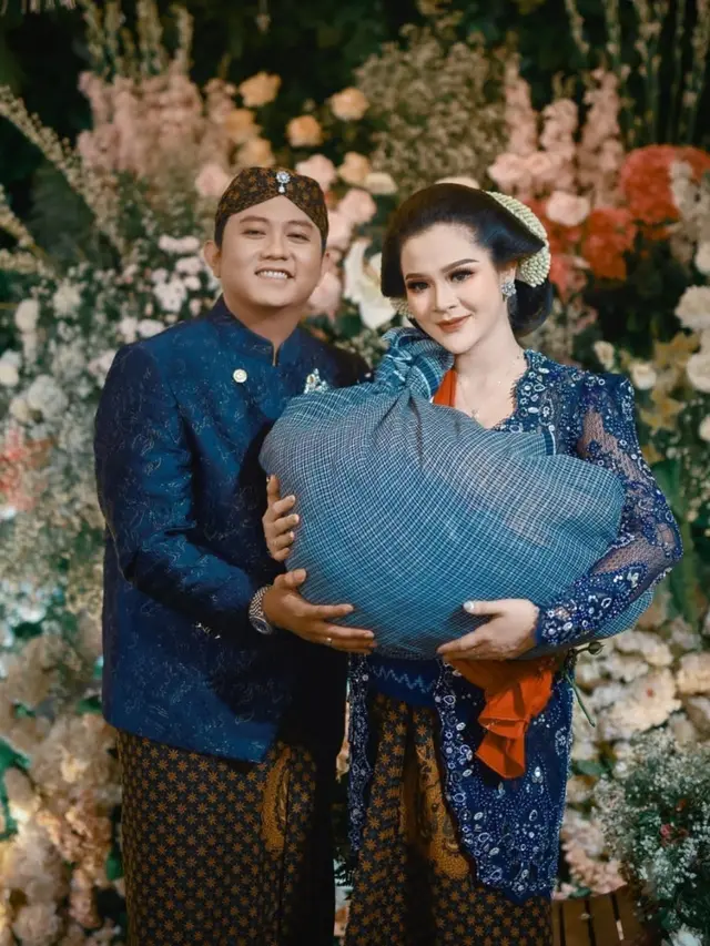 Artis Rayakan Tahun Baru Sambil Pamer Baby Bump