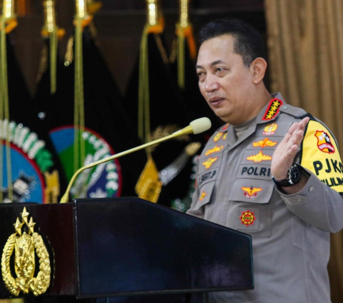 Kapolri Jenderal Pol Listyo Sigit Prabowo memaparkan pencapaian kinerja saat rilis akhir tahun Polri di Mabes Polri, Jakarta, Rabu (27/12/2023).