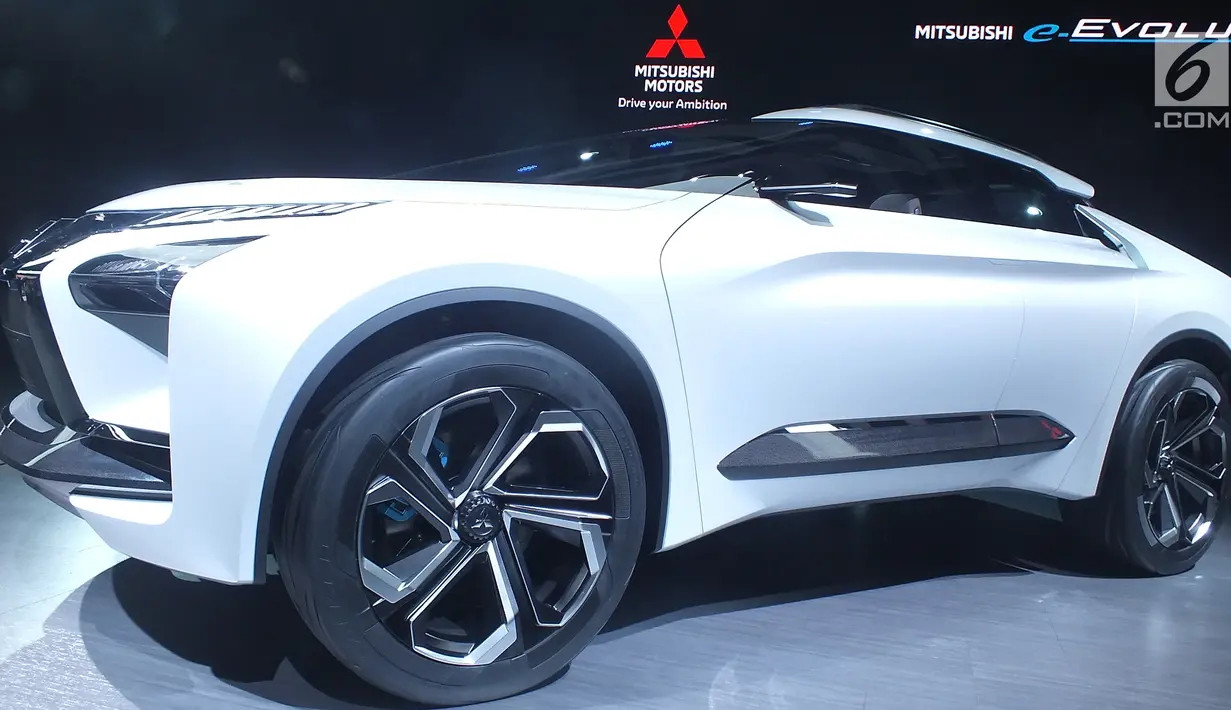 Mitsubishi Motors Corporation memperkenalkan Mitsubishi e-Evolution Concept pada ajang Tokyo Motor Show ke-45 di Jepang, Rabu (25/10). Mobil konsep ini menggabungkan ketangguhan sebuah SUV dan kecanggihan mobil listrik (EV). (Liputan6.com/Edu Krisnadefa)