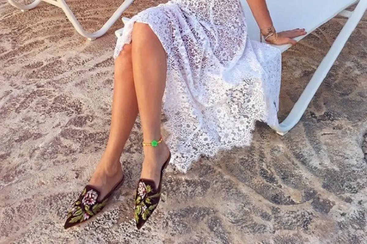 Ini lho alas kaki yang bisa kamu pakai sesuai dengan gaya pilihanmu. (Sumber Foto: whowhatwear.com)