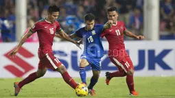 Fachrudin Aryanto (kiri) dan Dedi Kusnandar, berusaha menghentikan pergerakan pemain Thailand, Chanathip Songkrasin, dalam laga leg kedua final Piala AFF 2016 di Stadion Rajamangala, Bangkok, Thailand, Sabtu (17/12/2016). (Bola.com/Vitalis Yogi Trisna)