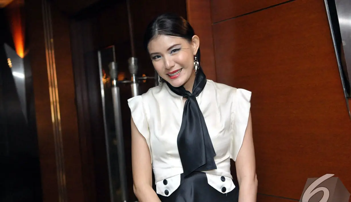Presenter sekaligus artis cantik, Olga Lidya tampil dengan bulu mata sepanjang 10 cm di Gedung Sapta Pesona Kementrian Pariwisata, Jakarta. Foto diambil pada Senin (24/11/2014). (Liputan6.com/Panji Diksana)