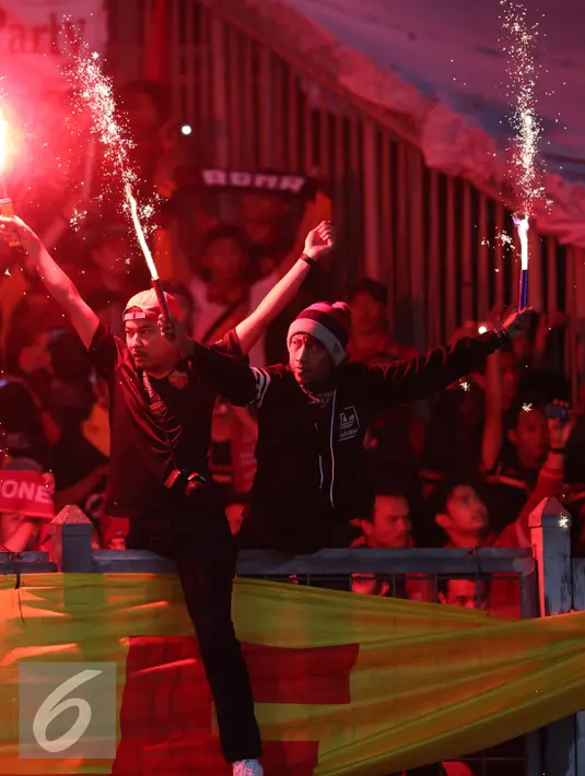 Sejumlah Romanisti menyalakan red flare saat AS Roma bertanding di Senayan, Jakarta, Sabtu (27/7/2015). AS Roma merasa tersanjung dengan sambutan yang luar biasa oleh fans Indonesia. (Liputan6.com/Herman Zakharia) 