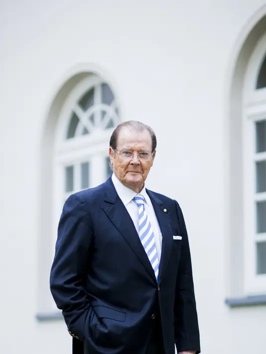 Roger Moore menjadi aktor paling lama yang memerankan karakter James Bond. Ia melakoni karakter idaman wanita tersebut dalam tujuh film antara tahun 1973 sampai 1985. Aktor asal Inggris ini telah berusia 88 tahun. (Bintang/EPA)
