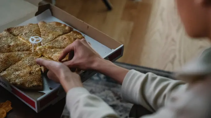 Contoh ilustrasi telat makan di malam hari