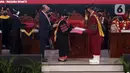 Presiden Republik Indonesia ke-5, Megawati Soekarnoputri (tengah) saat Sidang Senat Terbuka Pengukuhan Guru Besar di Aula Merah Putih Universitas Pertahanan, Sentul, Bogor, Jumat (11/6/2021). Megawati menerima gelar Profesor Kehormatan dari Universitas Pertahanan. (Liputan6.com/Helmi Fithriansyah)