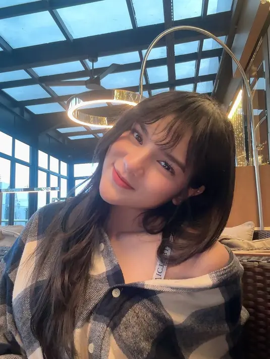 Sebagai salah satu aktris muda yang tengah naik daun, Davina kerap tampil dengan gaya simpel namun tetap memukau. Rambut belah tengah telah menjadi ciri khasnya selama ini, memberikan kesan elegan dan dewasa.   [@davinaakaramoy].