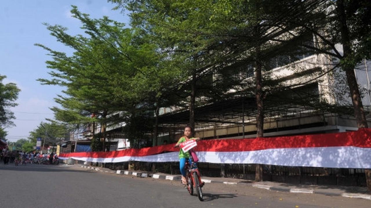 Sambut 17 Agustus, kaum hawa lomba jahit bendera merah putih raksasa