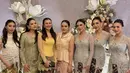 Baru lahiran kurang lebih sebulan, Alyssa Daguise tampil stunning mengenakan kebaya lace hijau kerah square dipadukan bawahan kain songket hijau. [@nazlaalifa]