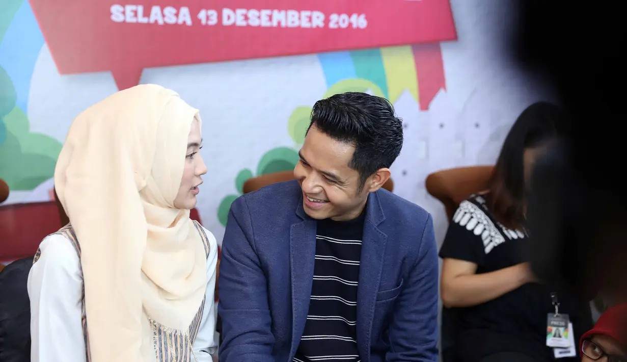 "Dalam hidup pasti enggak ada yang sempurna jadi harus dievaluasi, dipelajari. Dalam perjalanan enggak ada yang mulus. Dan kita mau mengkoreksi diri dan mau terima nasihat dari pasangan," kata Dude Harlino. (Nurwahyunan/Bintang.com)