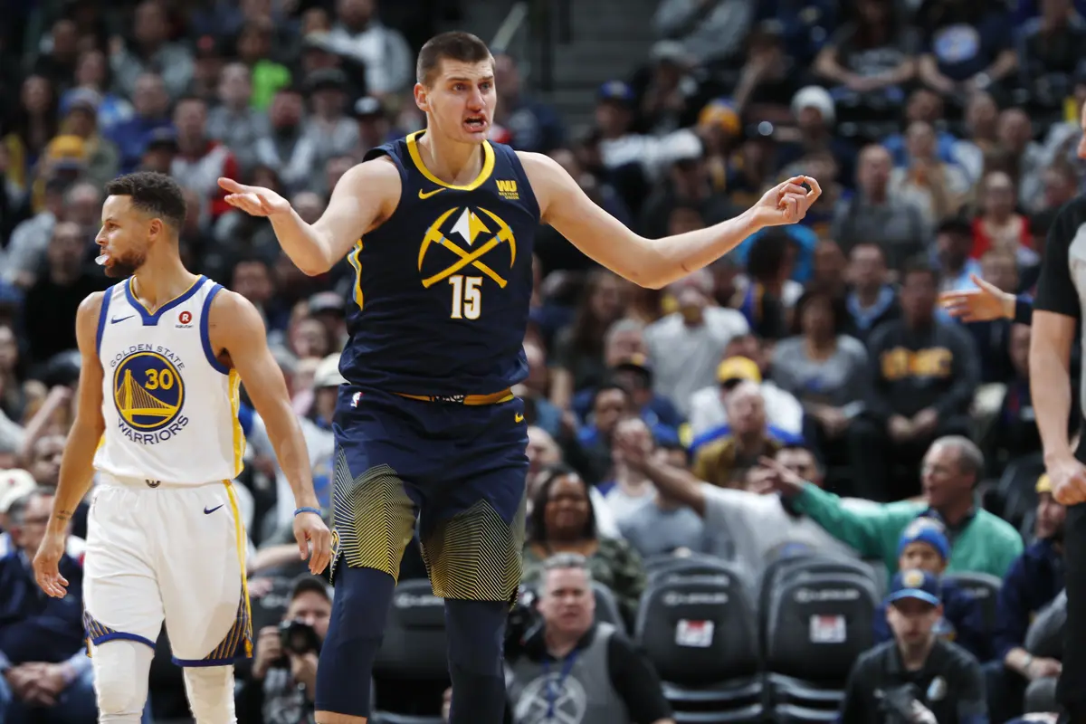 Aksi Nikola Jokic saat Nuggets kalahkan Warriors (AP)