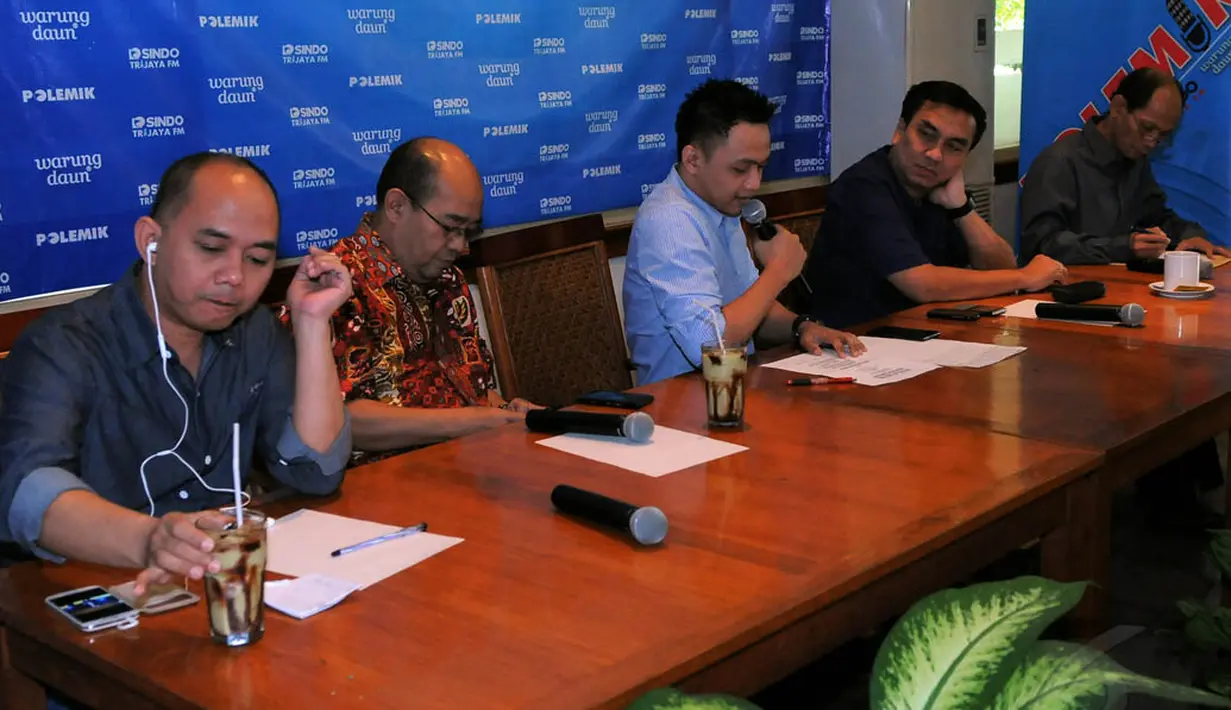 Sejumlah pengamat politik menghadiri diskusi yang bertajuk 'Bola Panas BBM', di Jakarta, Sabtu (30/8/14). (Liputan6.com/Faisal R Syam)