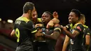 Pemain Southampton merayakan gol yang dicetak Michael Obafemi ke gawang Manchester United pada laga lanjutan Premier League pekan ke-35 di Stadion Old Trafford, Selasa (14/7/2020) dini hari WIB. Manchester United bermain imbang 2-2 atas Southampton. (AFP/Dave Thompson/pool)