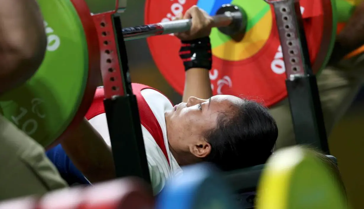 Atlet angkat berat, Ni Nengah Widiasih, saat beraksi di kelas -42 kg putri pada ajang Paralimpiade Rio 2016 di Pavilion 2 Rio Centro, Brasil, Jumat (9/9/2016) dini hari WIB. (Reuters/Ueslei Marcelino)