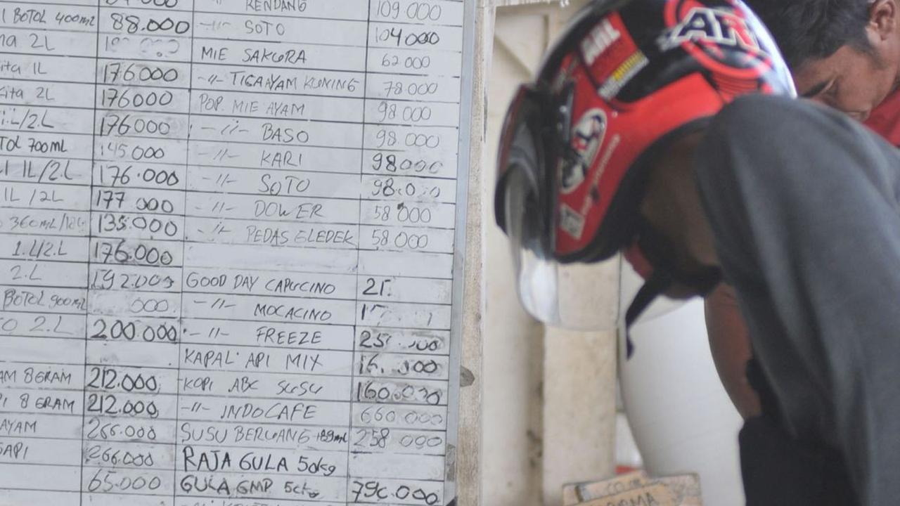 Secara rata-rata nasional, harga beras premium kini mencapai Rp15.630 per kilogram, mengalami kenaikan sebesar 1,10 persen dibandingkan hari sebelumnya. Foto: merdeka.com / Imam Buhori<br>