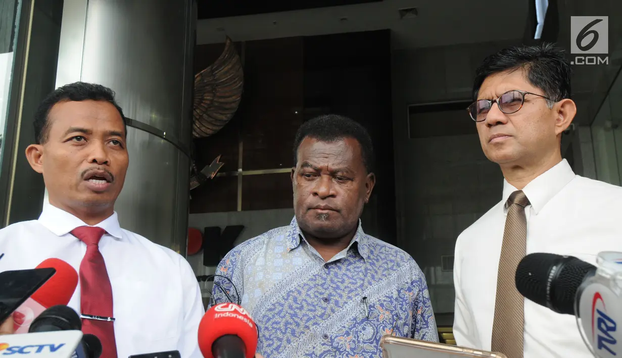 Dirkrimsus Polda Papua Kombes Edi Swasono (kiri) memberi keterangan usai melakukan pertemuan di gedung KPK, Jakarta (6/6). Kerja sama tersebut membahas tentang tata kelola hutan dan pengawasan hutan. (Merdeka.com/Dwi Narwoko)