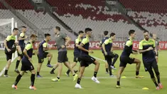 Pemain Ceres-Negros saat sesi latihan jelang laga Piala AFC di SUGBK, Jakarta, Senin (22/4). Ceres-Negros akan berhadapan dengan Persija Jakarta. (Bola.com/M Iqbal Ichsan)