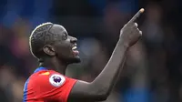 Mamadou Sakho diharapkan mau bertahan di Crystal Palace pada musim mendatang. (AFP/Glyn Kirk)