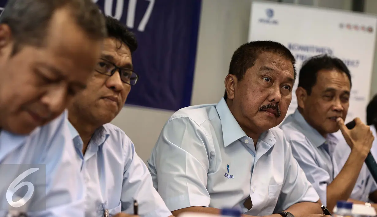 Direktur Utama Perum Peruri, Prasetyo (ketiga kiri) memberikan paparan saat mengikuti Peruri media visit 2017 di Perusahaan Umum Percetakan Uang Indonesia (Peruri), Karawang, Jawa Barat, Rabu (18/1). (Liputan6.com/Faizal Fanani)