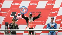 Pembalap LCR Honda, Cal Crutchlow merayakan kemenangannya pada balapan MotoGP Argentina di samping Johann Zarco dari Yamaha Tech 3 dan Alex Rins dari ESP Suzuki Ecstar di atas podium Sirkuit Termas de Rio Hondo, Minggu (8/4). (AP/Natacha Pisarenko)