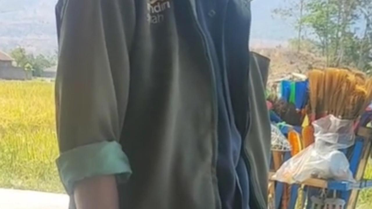 Dagangan Belum Laku, Kakek Penjual Perabot Ini Tukar Barang Jualan demi Sepiring Nasi