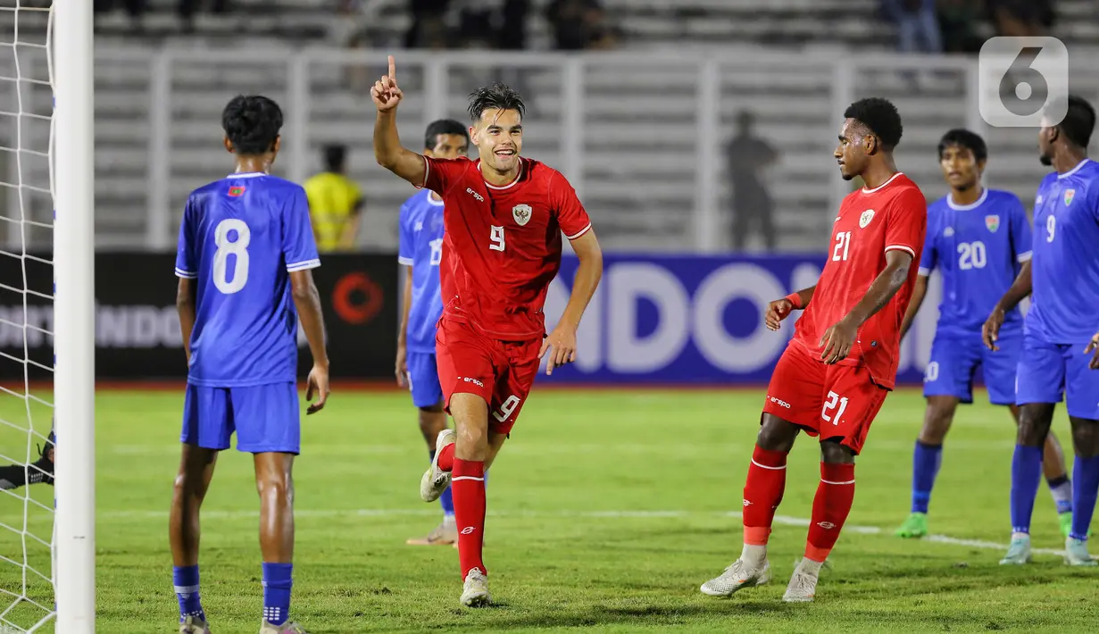 Pemain tengah timnas Indonesia U-20, Jens Raven (ketiga kiri) merayakan golnya ke gawang Maladewa pada pertandingan Kualifikasi Piala Asia U-20 grup F di Stadion Madya, Kompleks Gelora Bung Karno, Jakarta, Rabu (25/9/2024). (Liputan6.com/Angga Yuniar)