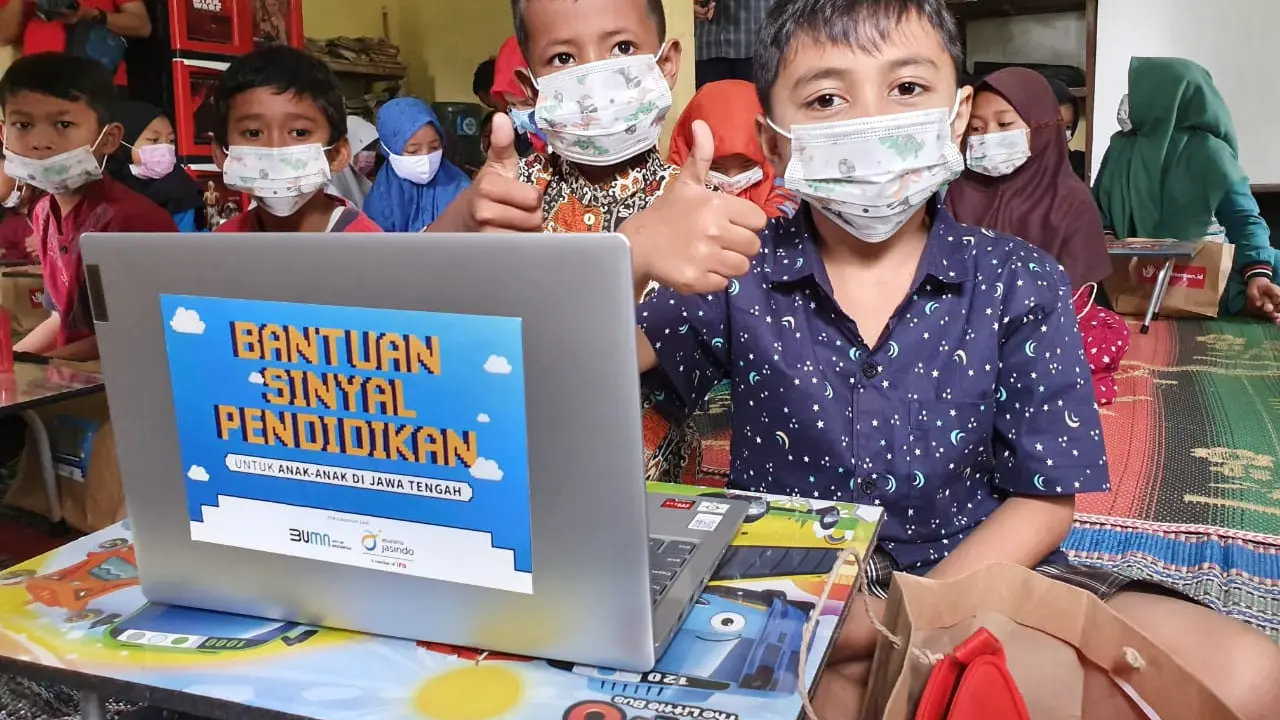 Asuransi Jasindo memberikan jaringan internet gratis kepada para siswa di Jawa Tengah dan Yogyakarta