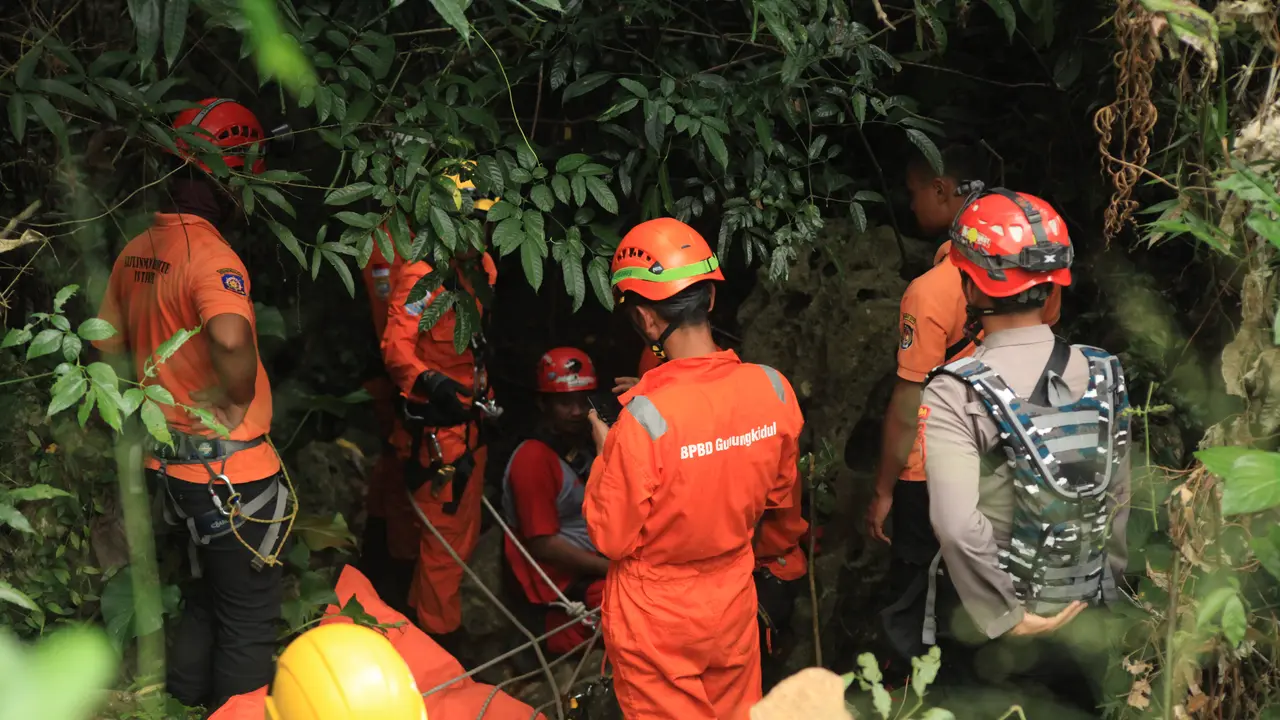Tim SAR Gabungan lakukan evakuasi terhadap korban Mapala UNS