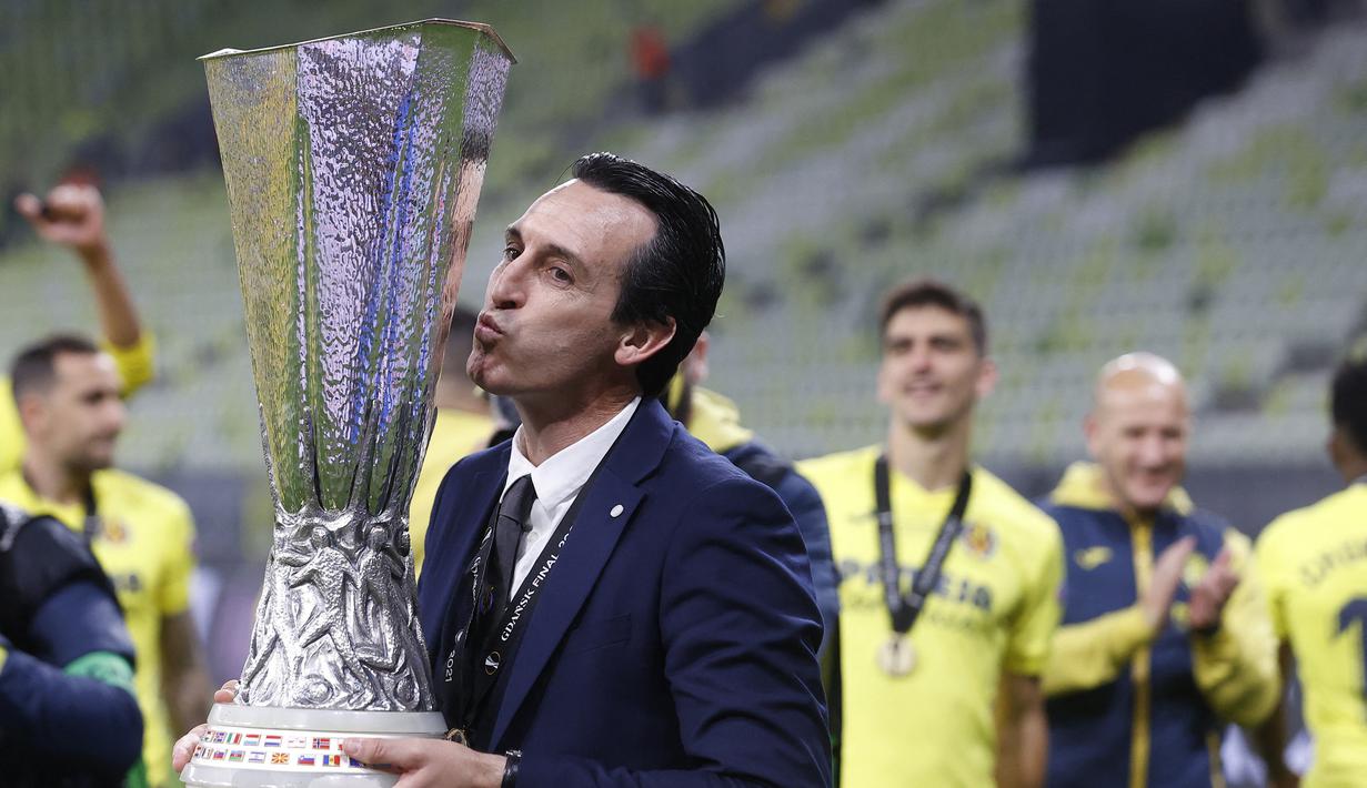 Liga Europa yang sebelumnya bernama Piala UEFA adalah ajang yang kelasnya di bawah Liga Champions. Nama Unai Emery menjadi identik dengan trofi ini usai merebutnya sebanyak 4 kali, melewati pencapaian Giovanni Trapattoni. Berikut momen 4 gelar yang diraihnya. (AFP/Kacper Pempel/Pool)