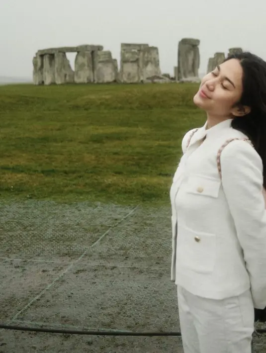 Ia juga tampil bergaya klasik dengan blazer tweed. Aksen tas nuansa kontras juga hadirkan gaya yang begitu chic. [Foto: Instagram/ Azizah Salsha]