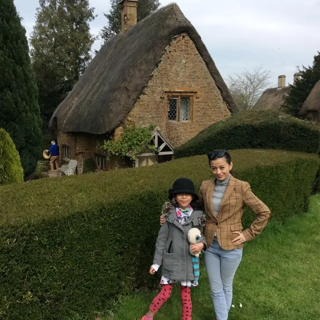 Tinggal di London, Ini 7 Potret Angie Virgin dan Anak Sulungnya