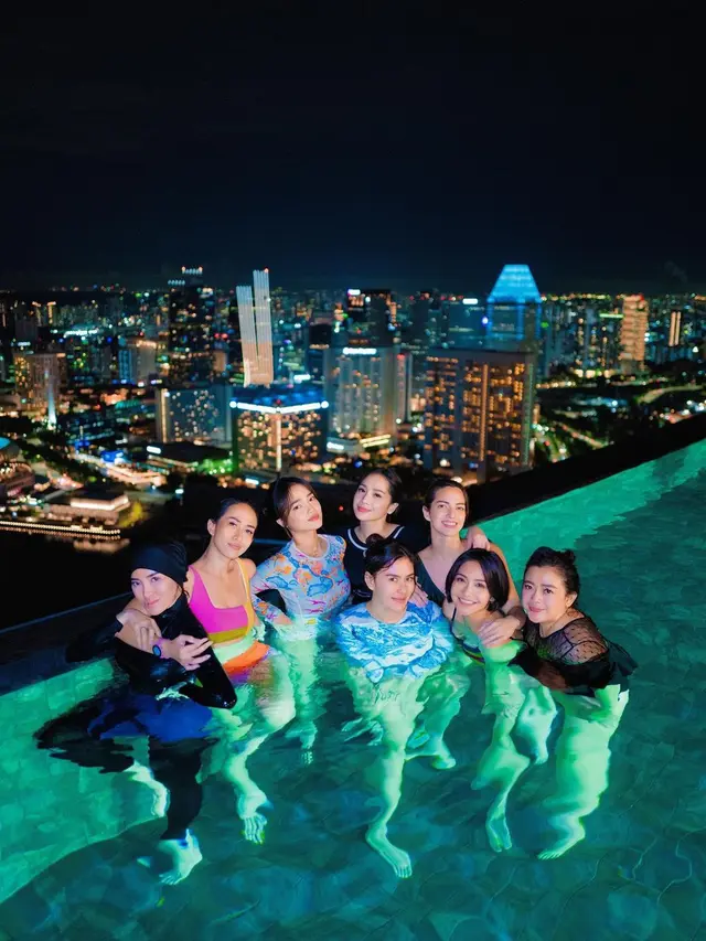 Momen Fuji Bareng Selebriti Lain di Singapura