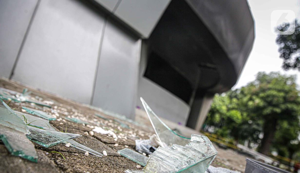 Kondisi Pos Polisi Subsektor Pejompongan pasca dibakar pihak tak dikenal usai aksi berujung ricuh di depan Gedung DPR/MPR RI, Jakarta, Selasa (12/4/2022). Pospol tersebut dibakar tepat setelah ada bentrokan yang melibatkan pihak kepolisian di sekitar lokasi kejadian. (Liputan6.com/Faizal Fanani)