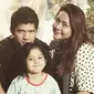 Audy Item dan Iko Uwais bersama putri mereka, Atreya [foto: instagram/iko.uwais]