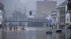Warga menggunakan rakit karet di tengah banjir setelah Sungai Meuse jebol saat banjir besar di Liege, Belgia, Kamis (15/7/2021). Curah hujan yang tinggi menyebabkan banjir di beberapa provinsi di Belgia dengan hujan diperkirakan berlangsung hingga Jumat. (AP Photo/Valentin Bianchi)