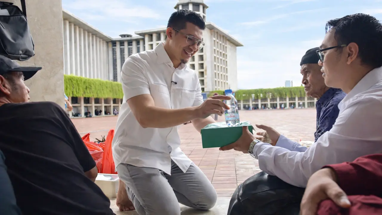 Le Minerale Berbagi 5.000 Botol Air Mineral untuk Jamaah Istiqlal, Perkuat Kemitraan di Ramadan