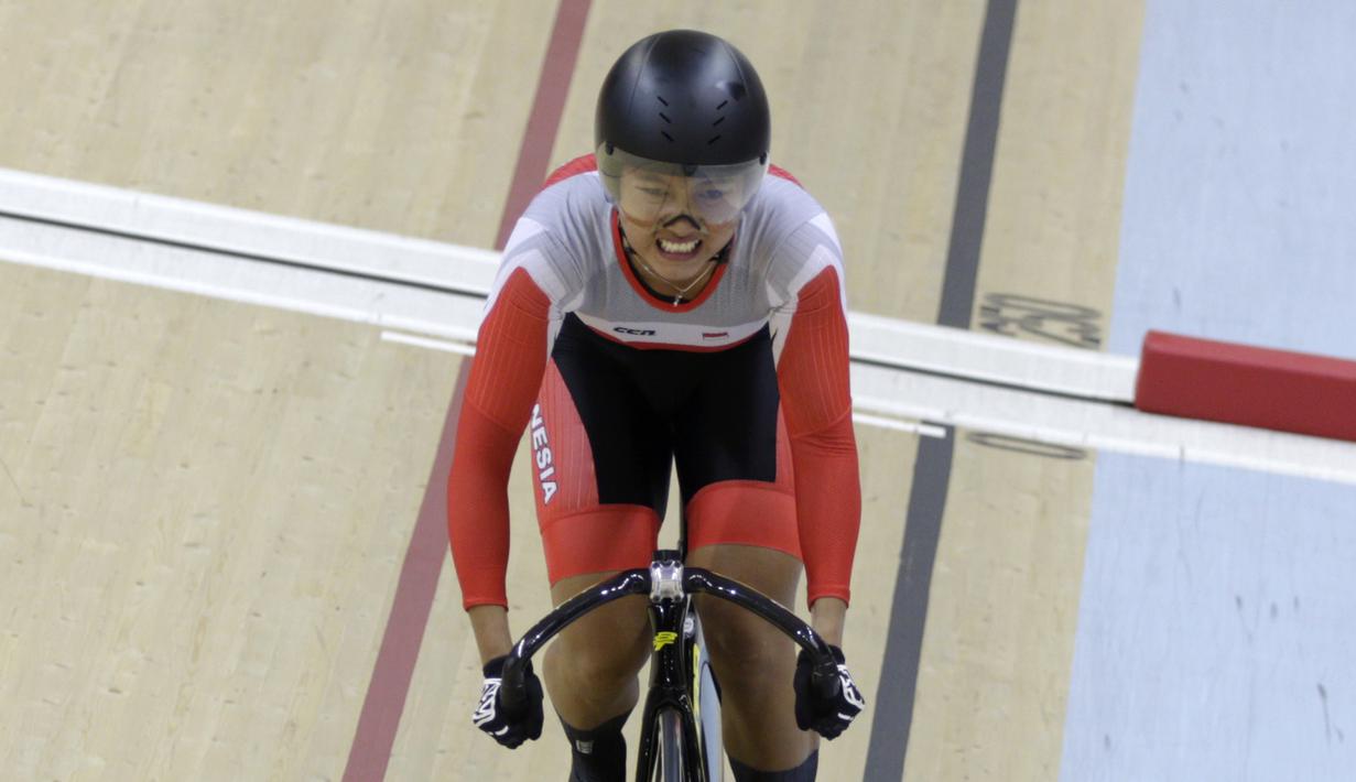 Pesepeda Indonesia, Chrismonita Dwi Putri, memacu kecepatan pada nomor 500 meter Time Trial saat Asian Track Championship 2019 di Jakarta International Veledrome, Jakarta, Kamis (10/1). Chrismonita berhasil meraih perunggu. (Bola.com/Yoppy Renato)