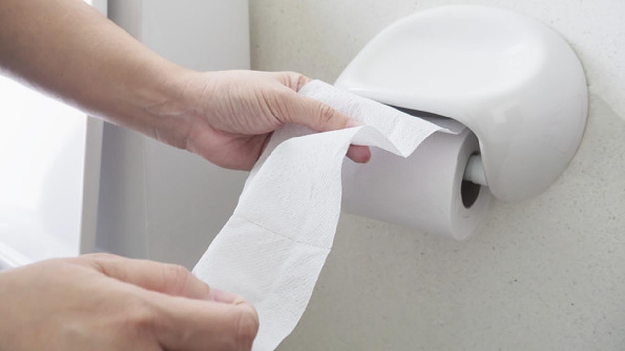 Gambar Ilustrasi Buang Air Kecil di Kamar Mandi