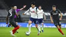 Pemain Tottenham Hotspur Son Heung-min (tengah) mengontrol bola saat melawan Brentford pada pertandingan semifinal Piala Liga Inggris di Tottenham Hotspur Stadium, London, Inggris, Selasa (5/1/2021). Tottenham Hotspur menang 2-0. (Glyn Kirk/Pool via AP)